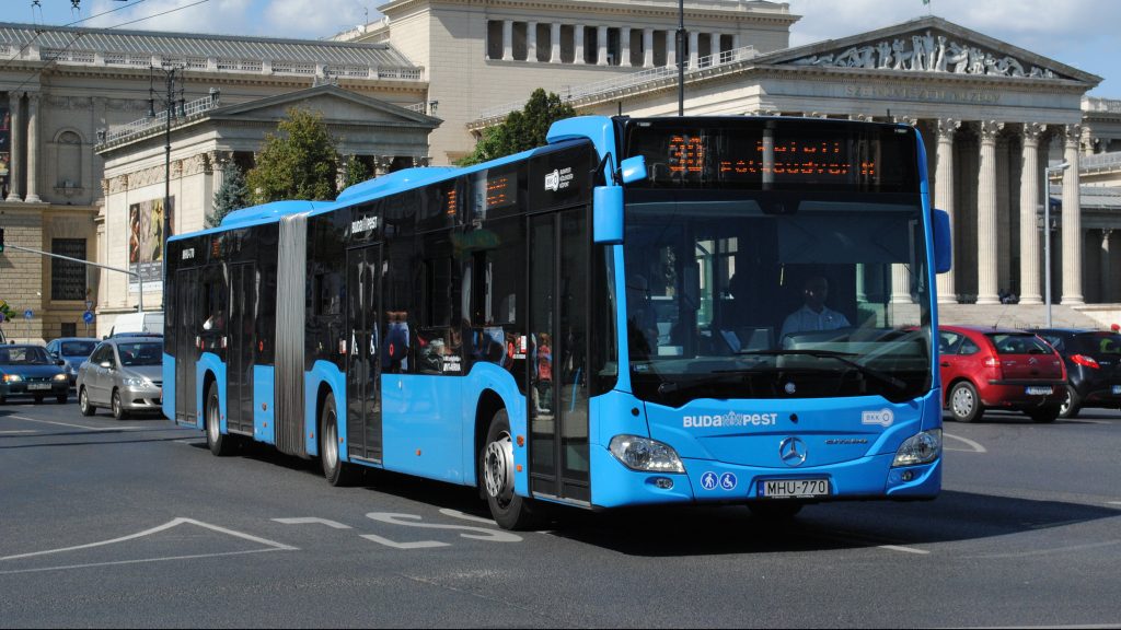 Budapest - Articulated bus in front of the Museum of Fine Arts