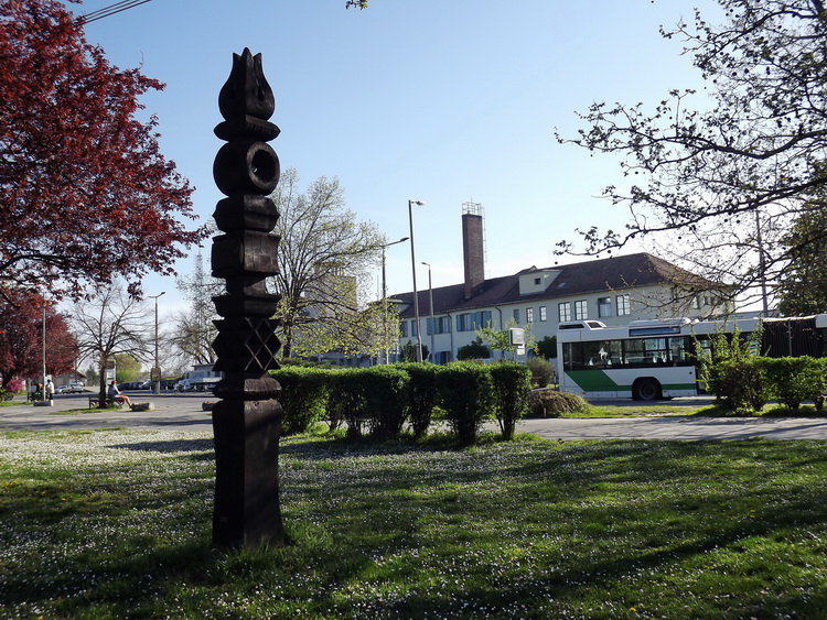Szekszárd - A vasútállomás előtt egy kis parkban áll a Rockenbauer Pál kopjafa