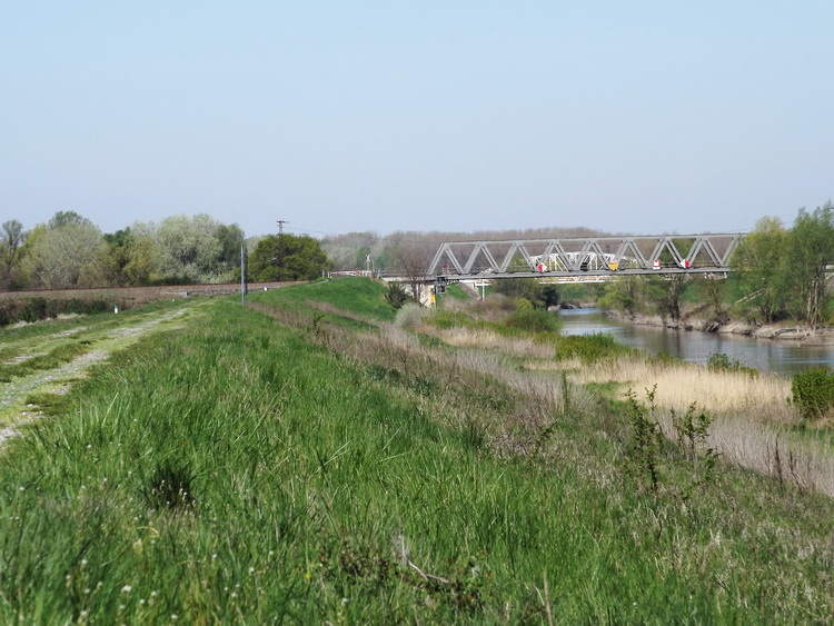A Sió gátjáról jól látszik a vasúti és távolabbi közúti híd