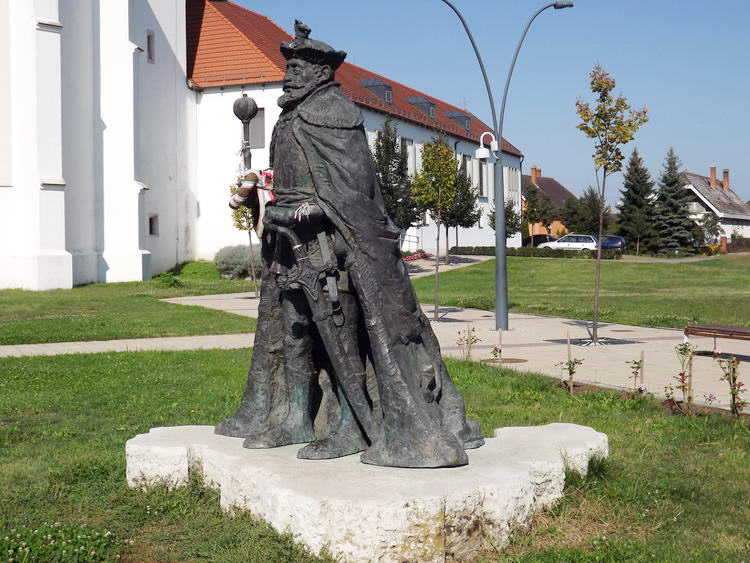 Báthori István szobra a minorita templom mellett