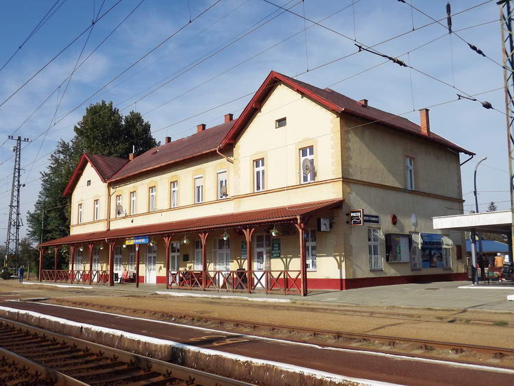 Kisvárda - Vasútállomás a hirtelen jött napsütésben