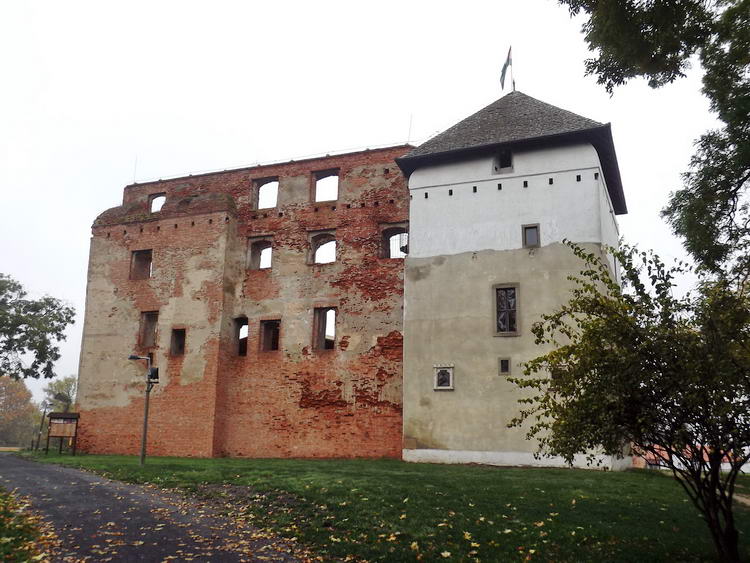 Kisvárda - A vár romjai mellett vitt el az utam