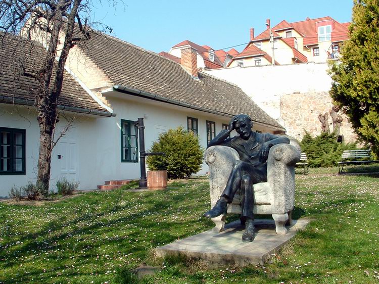 Szekszárd - Babits Mihály szobra a múzeum udvarán