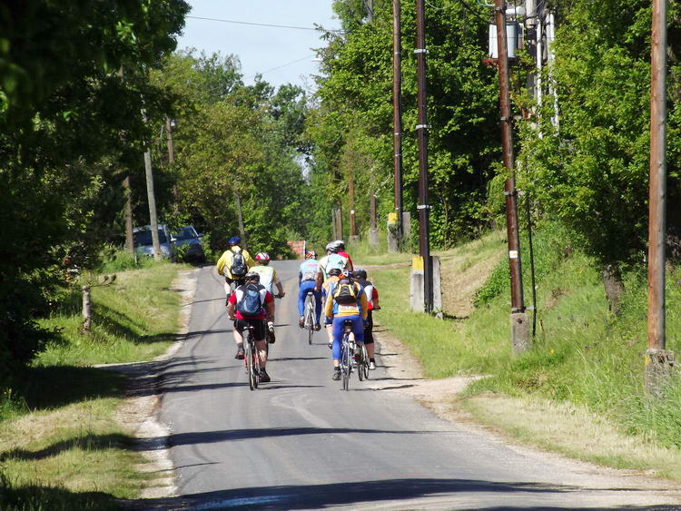 Szlovén kerékpáros csapat Kercaszomor főutcáján