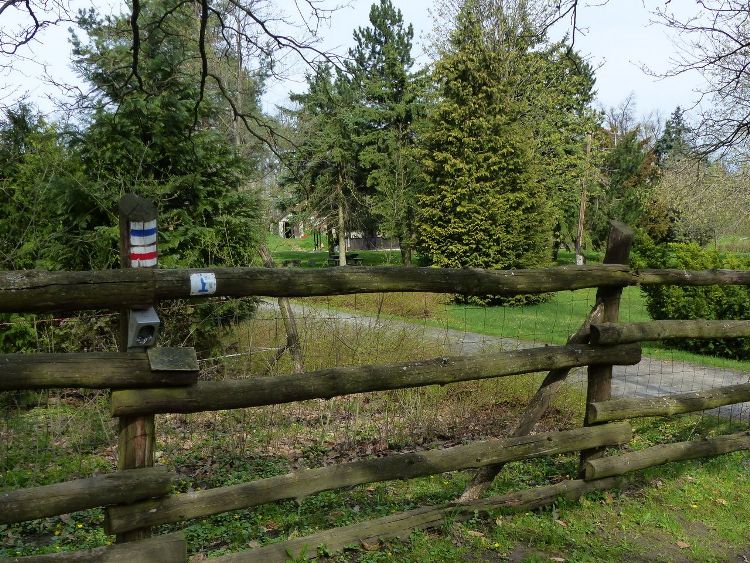 Országos Kéktúra pecsételőhely a Pap-réti erdészház kerítésénél