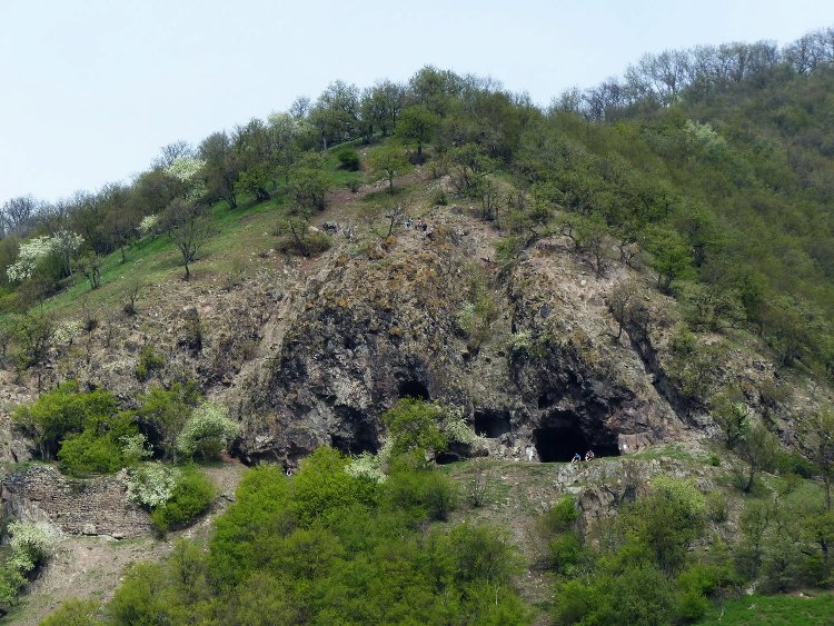 Kirándulók érkeztek a Szent Mihály-hegy oldalában lévő remetebarlangokhoz