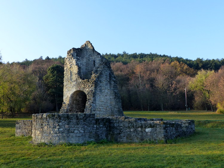 Az Árpád-kori templom romjai közelről