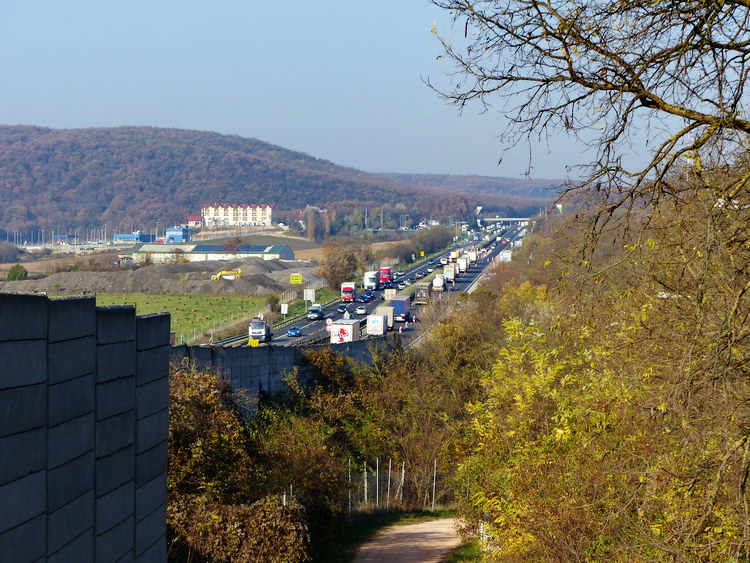 Az M1-es autópálya Óbarok határában vezet el