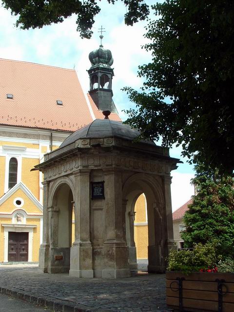 Kőszeg - A Szent Imre templom mellett áll a városkút