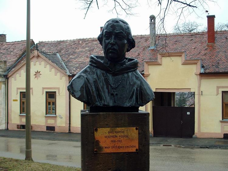 Sümeg - Padányi Bíró Márton szobra a plébániatemplom előtt