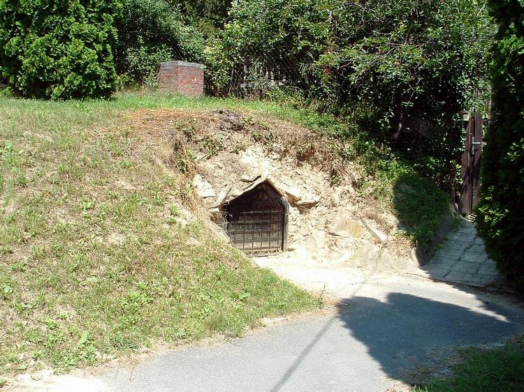 Hévíz - Római-kori téglasír az út mellett