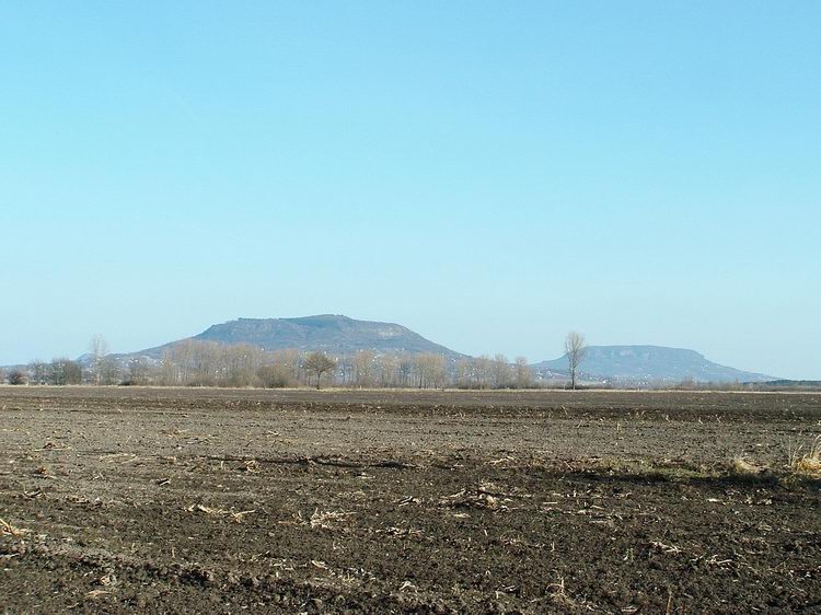 A Szent György-hegy és a Badacsony a Tapolcai-medencéből nézve