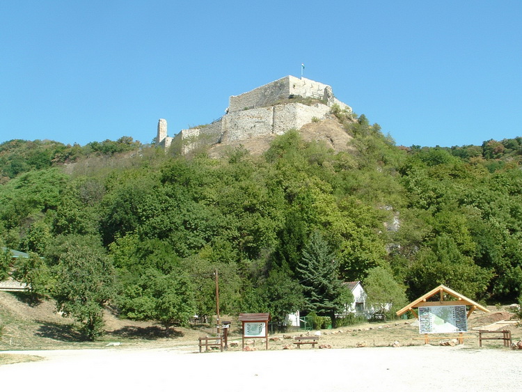 The Castle of Csőkakő from the resting place