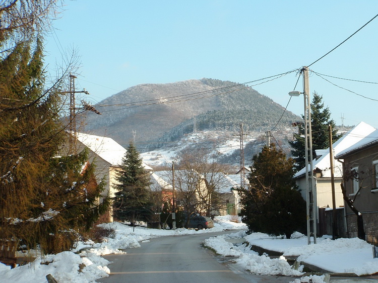 The view of Nagy-Gete Mountain from Tokod village