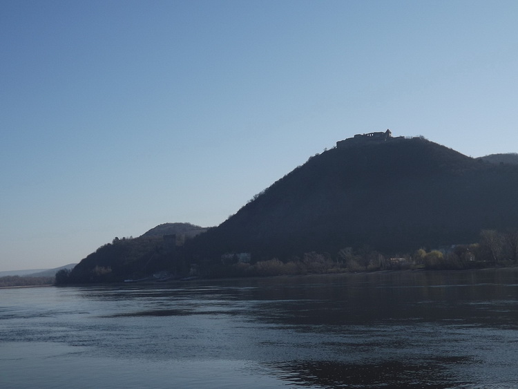 Nagymaros - Kilátás a Fellegvárra a Dunapartról
