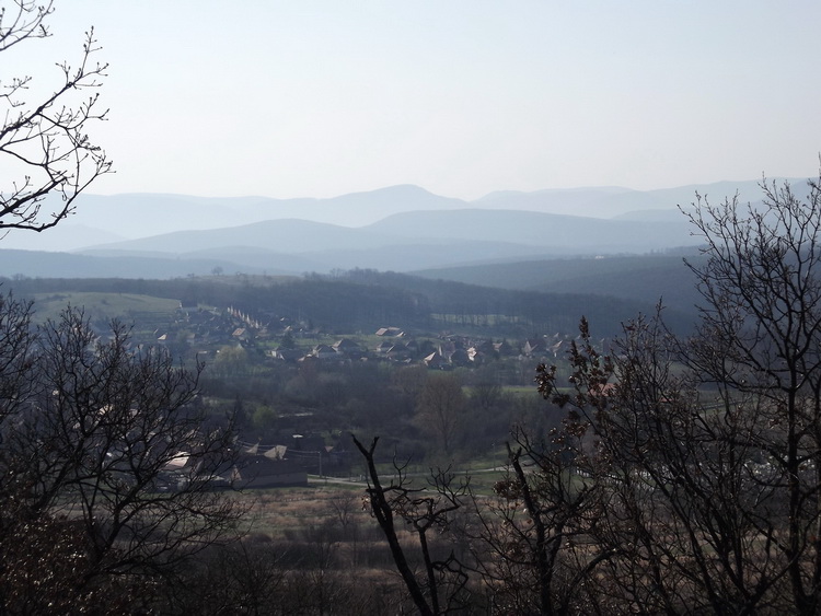Visszatekintés Kóspallagra és a Visegrádi-hegységre a keresztektől.
