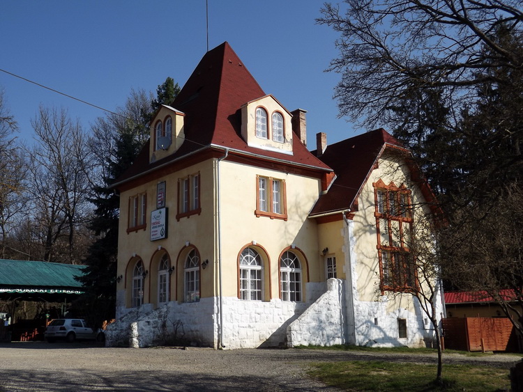The main building of Kisinóci Tourist House