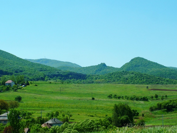A retrospect from Mályinka to the Dédesvár Mountain and the plateau