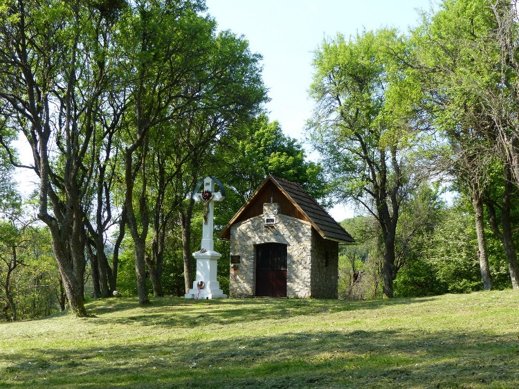 A small chapel and stone cross stand in the former Derenk village