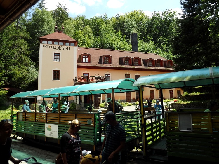 The Hotel Kőkapu stands among the mountains