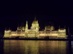 Budapest - A kivilágított Országház a budai rakpartról nézve