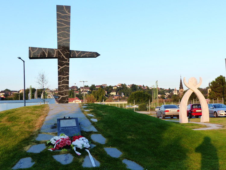 A szmolenszki légikatasztrófa áldozatainak emlékhelye a Budafokon, a Duna-parton
