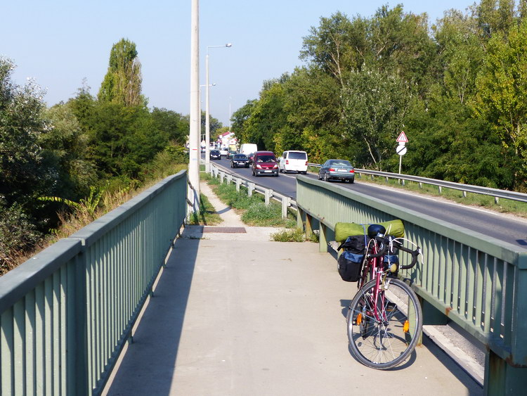 Szigetszentmiklósnál keltem át a kerékpárral a Soroksári-Duna felett és hagytam magam mögött a Csepel-szigetet