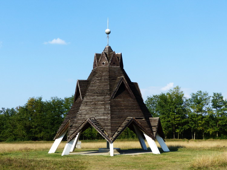 Pusztavacs mellett található a Magyarország földrajzi középpontját mutató Jeltorony