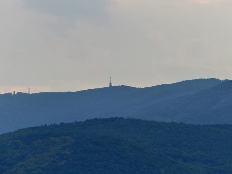 Erős zoommal jól látszik a Galyatetőn álló kilátó (balra) és a TV torony is (jobbra)