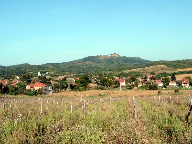 Becske és a Szanda-hegy látképe a dombokról