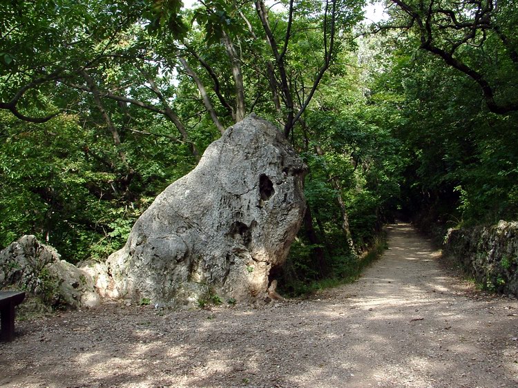 A Glück Frigyes út mellett áll őrt a ma már sajnos fejnélküli Oroszlán-szikla