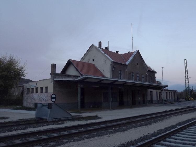 A dorogi vasútállomás egy álmos hajnalon