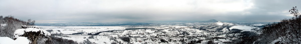Panorámakép a Kőszikláról a Tokodi pincékre, a Hegyes-kőre és a Nagy-Getére Panorámakép a Kőszikláról a Tokodi pincékre, a Hegyes-kőre és a Nagy-Getére