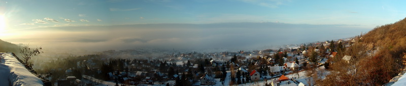 Téli panorámakép Csókakő várából Csókakőre és a ködös Móri-árokra