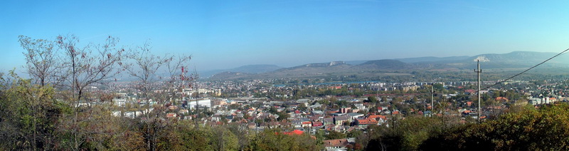 Panorámakép a dorogi Kálvária tetejéről a városra és a Pilis hegyeire