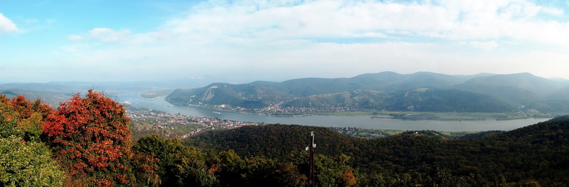 Panorámakép a Hegyes-tetőről a Dunakanyarra és a Visegrádi-hegységre