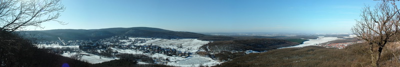 Téli panorámakép a Várgesztes feletti Zsigmond-kőről a falura és a környékre