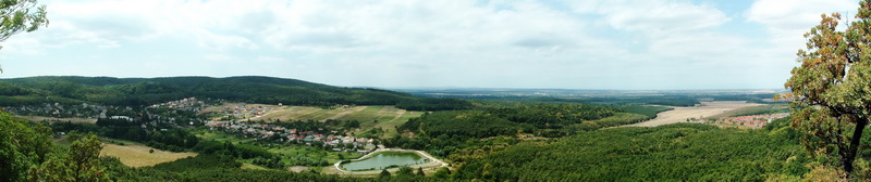 Panorámakép a Várgesztes feletti Zsigmond-kőről a falura és a környékre