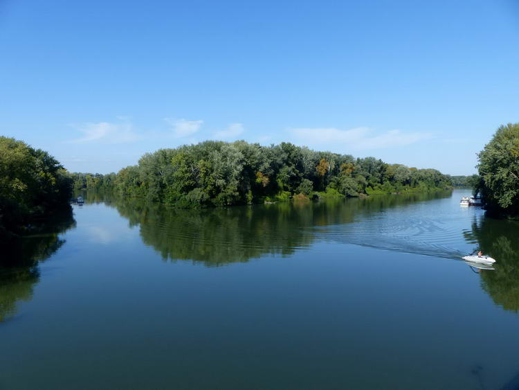A Bodrog és a Tisza találkozása a hídról fényképezve