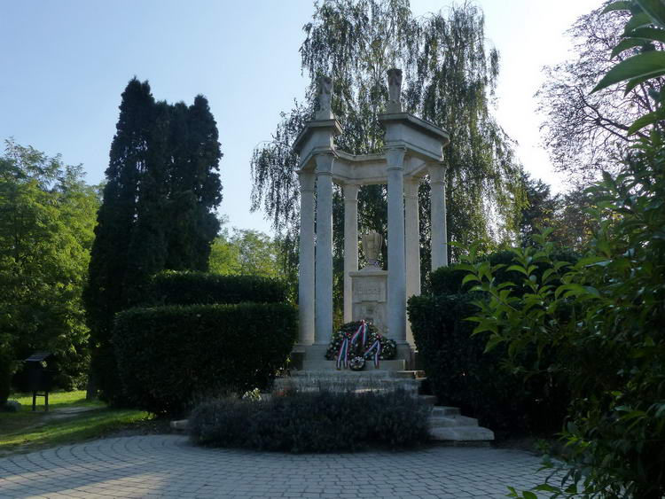 A szatmárcsekei temetőben áll Kölcsey Ferenc síremléke is