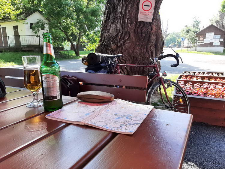 Egy alkoholmentes Soproni társaságában pihentem egyet a kompállomás melletti büfénél