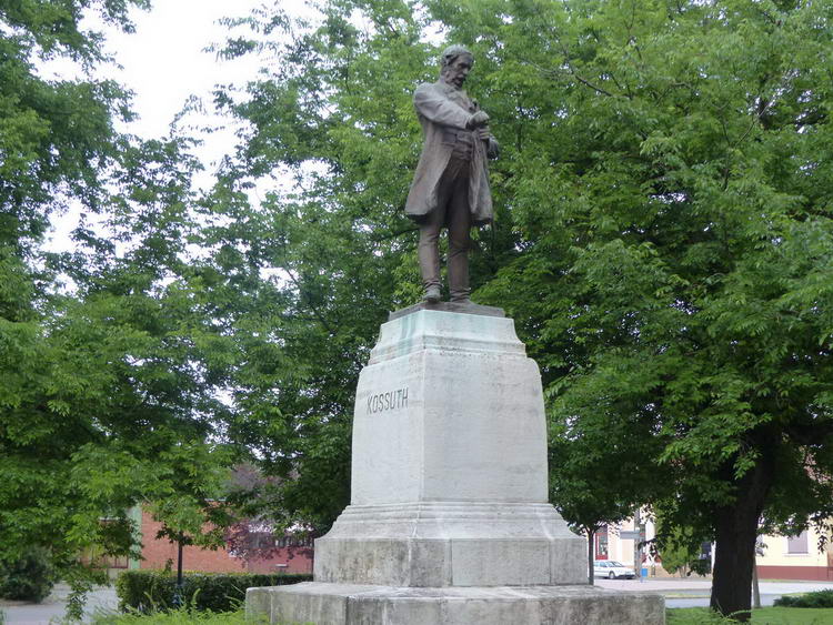 A Kossuth szobor, melyet elforgattak a talapzatán