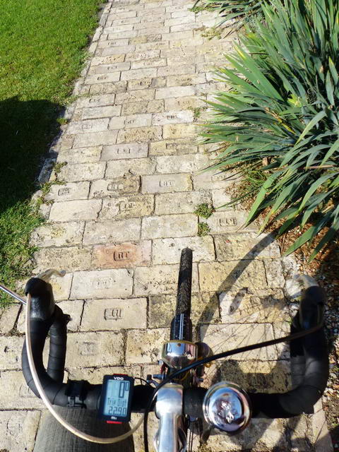 Érdekes, régi téglákból kirakott kerékpárút vezet Cegléden egy rövid szakaszon