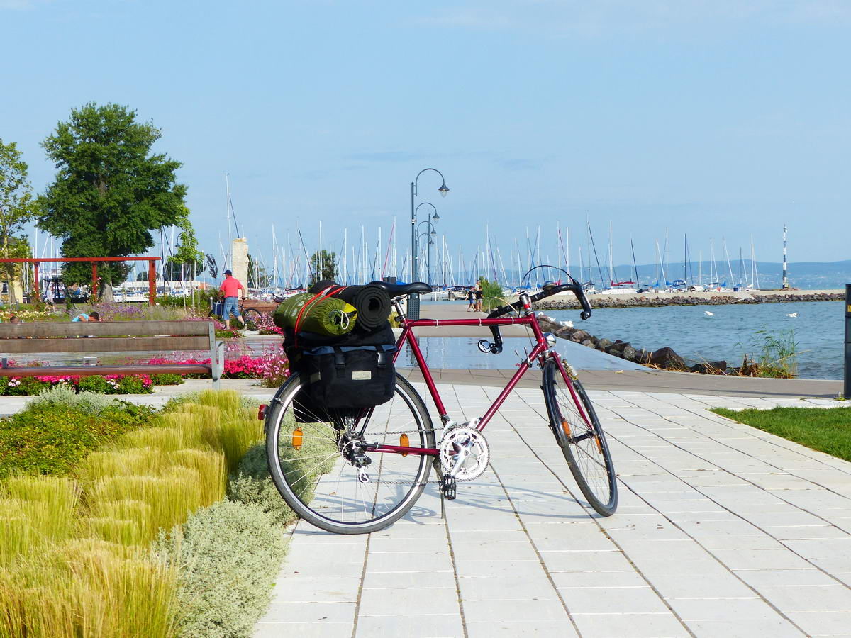 Kigurultam a bringával a Balaton partjára