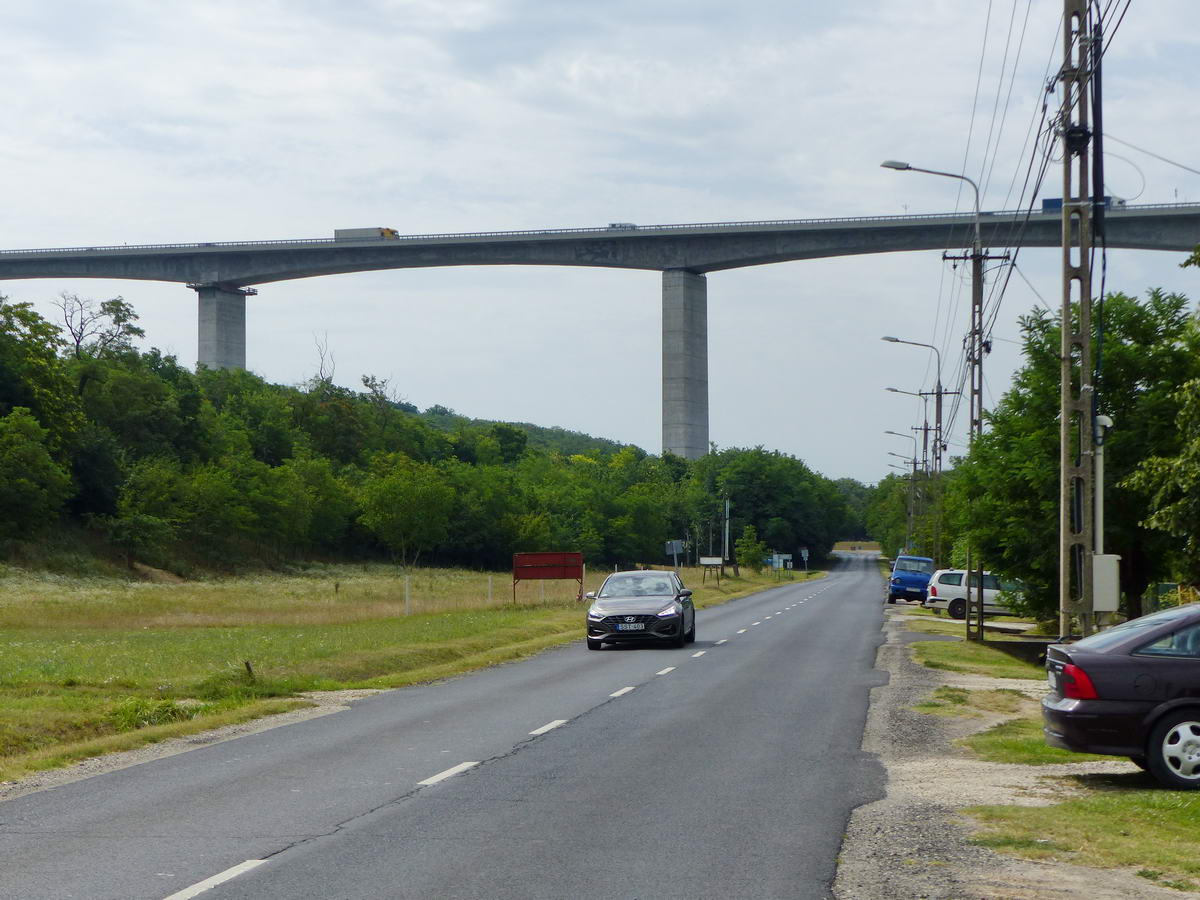 Lassan az autópálya viaduktja alá érkezem