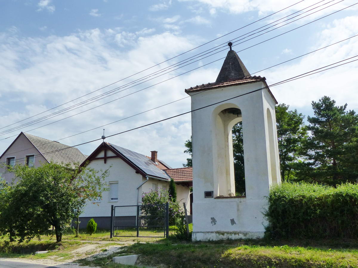 Harangláb Kerekiben a főút szélén