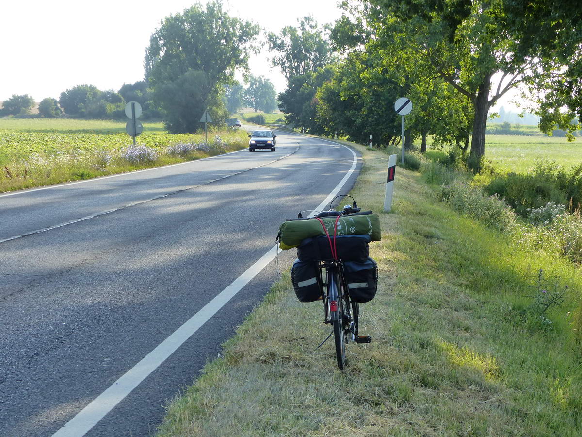 Pihenő a 61-es út melletti füves padkán