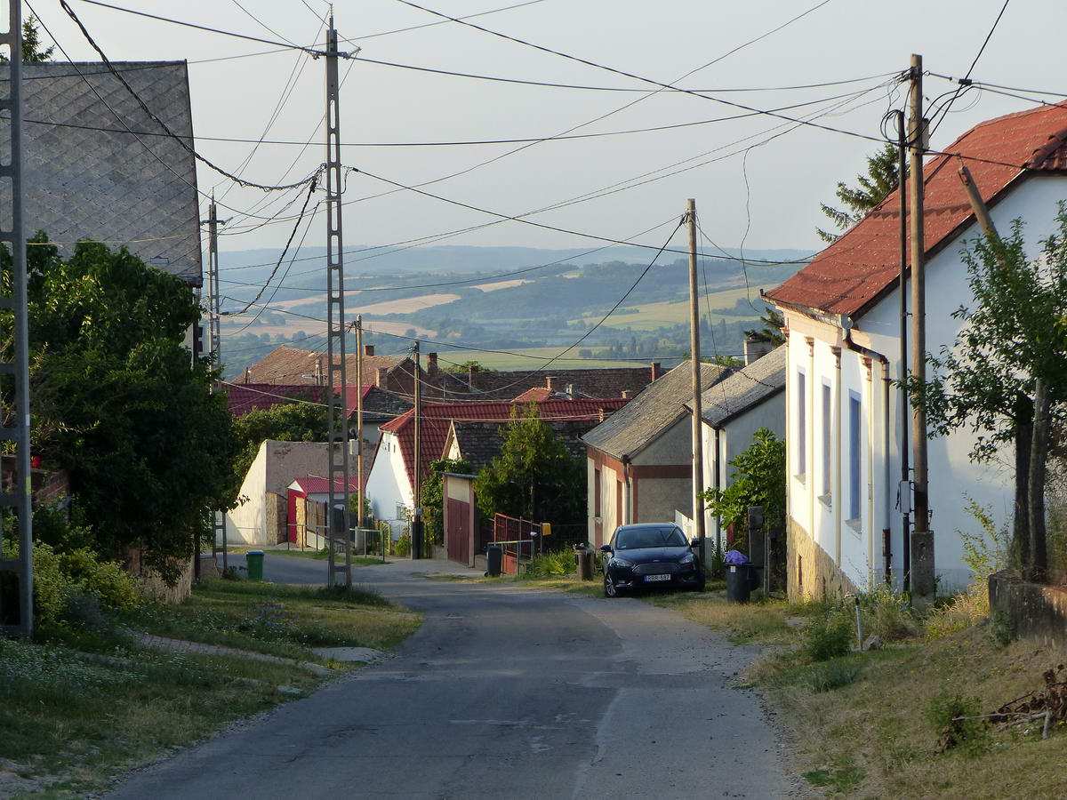 A meredek lejtő Pécsváradot elérve is folytatódott